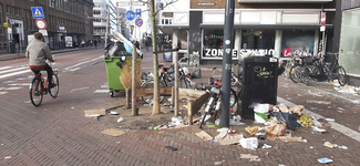 903886 Afbeelding van een hoop afval op straat op de hoek van de Potterstraat en de Loeff Berchmakerstraat te Utrecht, ...
